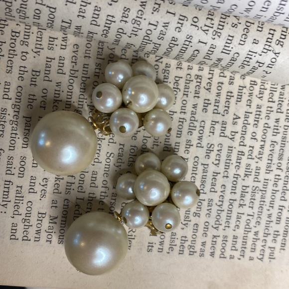 Faux Pearl Flower Cluster Dangle Clip Earrings - Picture 4 of 4